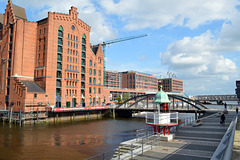 Hafen-City im Hintergrund die Baakenbrücke am Magdeburger Hafen, links das Internationale Matitime Museum Hamburg