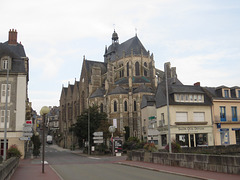Mayenne : Notre-Dame des miracles vue depuis le pont Notre-Dame.