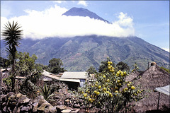Guatemala (GCA) Juillet 1979. Volcan au environs du Lac Atitlan. (Diapositive numérisée).