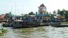 Marché flottant dans le delta du Mékong...