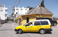 Taxi amarillo al restaurant Ambar
