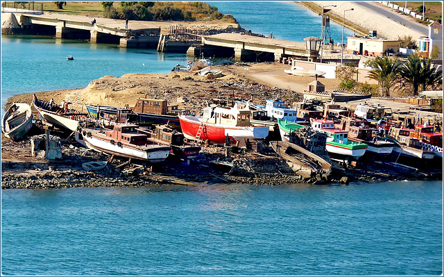 Suez : demolizioni e  riparazioni barche