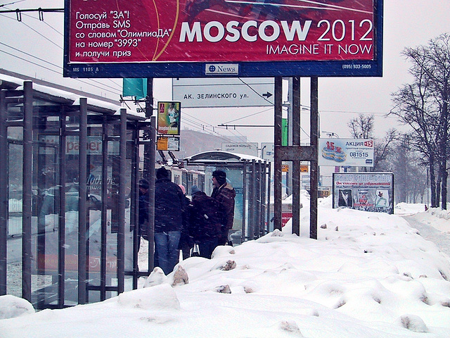 Waiting for a trolleybus,  Leninskiy Prospekt, Moscow