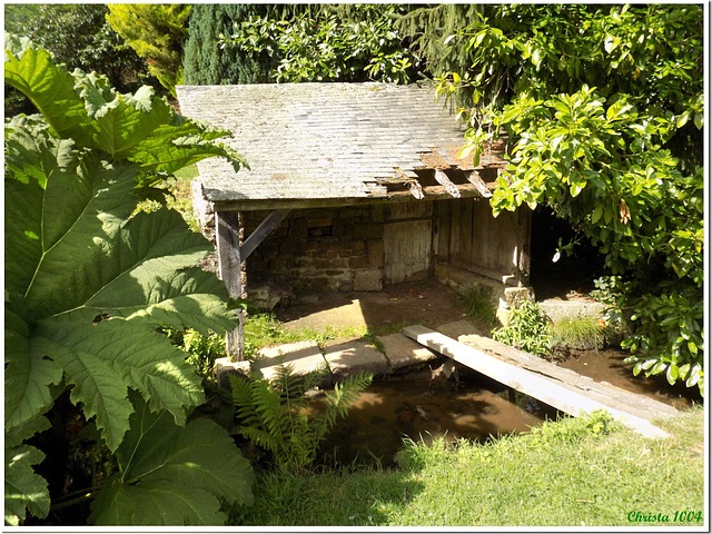 Some slates are missing, the bridge is wobbly - but still, the old washhouse is so charming