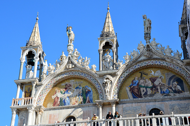 Basilica di San Marco - Fassade mit Konstantin und Demetrius auf den Bogenspitzen