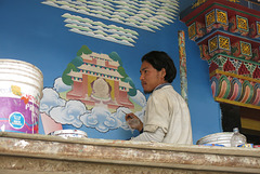 L'artiste travaille (nouveau temple bouddhiste en construction), Kopan, Kathmandu (Népal)
