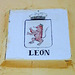 Le blason de León orne une maison à Villar de Mazarife (Castille-et-León, Espagne)
