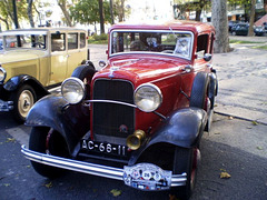 Ford B (1932), with Citroën AC 4 (1928) on the left.