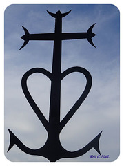 La croix de Camargue associe symboliquement les gardians et les pêcheurs composant le peuple des Saintes Maries de la Mer !