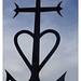 La croix de Camargue associe symboliquement les gardians et les pêcheurs composant le peuple des Saintes Maries de la Mer !