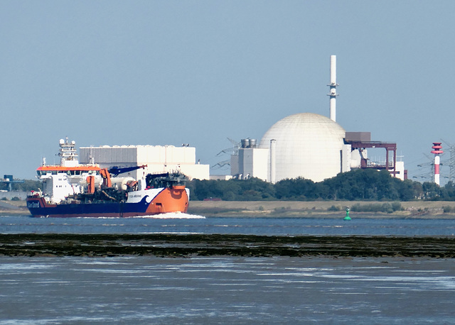 Kernkraftwerk Brunsbüttel und Schiff auf der Elbe
