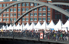 HFF: Publikum beim Hafengeburtstag in Hamburg auf der NiederbaumBrücke