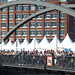 HFF: Publikum beim Hafengeburtstag in Hamburg auf der NiederbaumBrücke