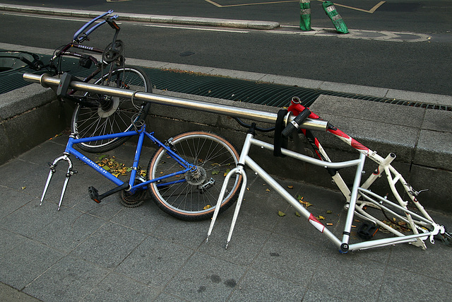 Dans Paris , un cycliste sur deux s'est déjà fait dérober sa monture . En France 500 000 vélos ont été déclarés volés en 2017 ( Le Parisien )