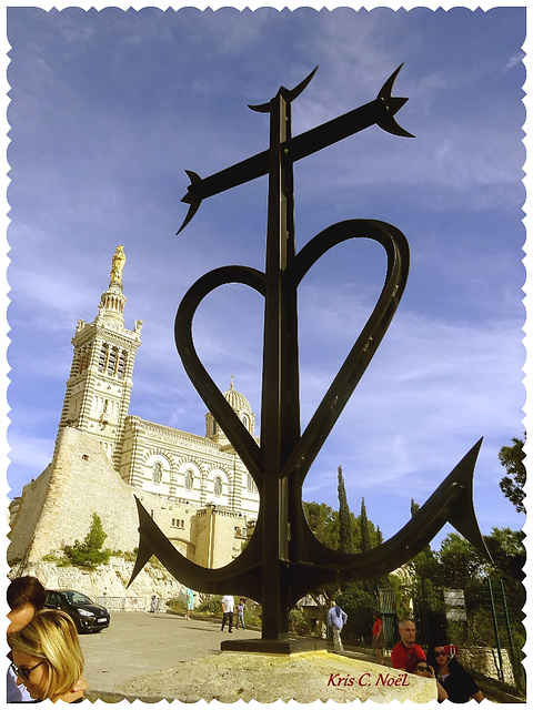 Notre Dame de la Garde, protectrice de la cité Phocéenne, avec en premier plan, la croix de Camargue !