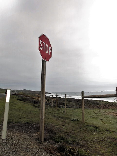 Un arrêt au milieu de nulle part / Stop sign in the middle of nowhere