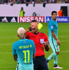 Neymar Jr, Stürmer des FC Barcelona und Brasilianischer Nationalspieler, bekommt die gelbe Karte,  PiP