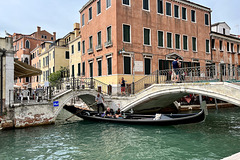 Venice 2022 – Gondola turning a corner