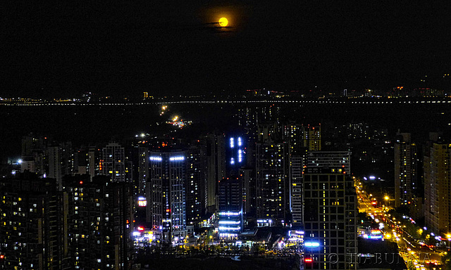 Moon over Chengdu