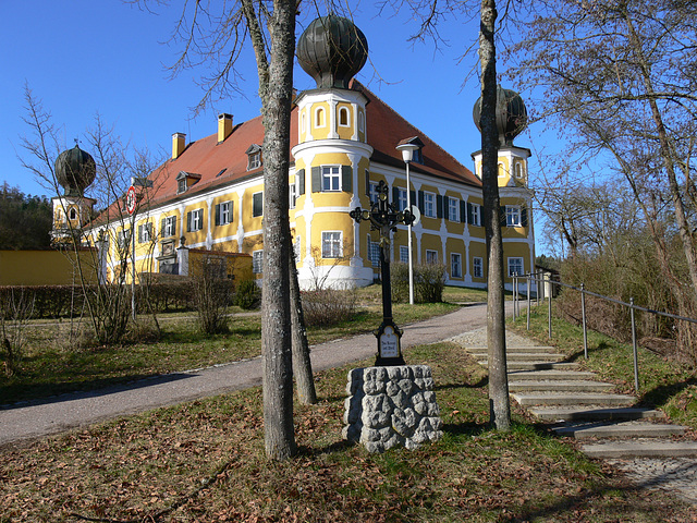 Wegkreuz u. Ramspauer Schloss
