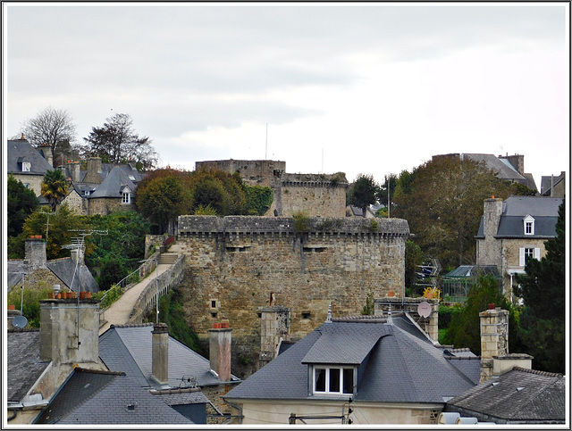Vue depuis la tour Sainte Catherine à Dinan vers les remparts , portes , tours et ville