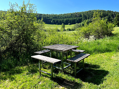 Tisch in Eifellandschaft