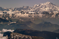 Massif des aravis au 1er plan, au fond massif du Mt Blanc