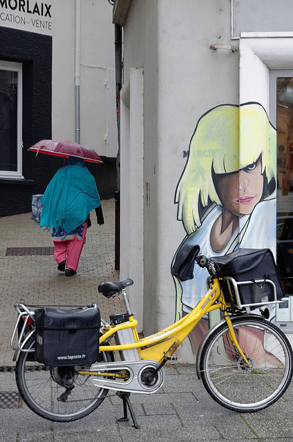 La Poste, la blonde et la petite dame au parapluie
