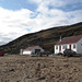 Maisons inuits entre sable et ciel bleu