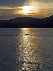 Le coucher de soleil sur le Lac de Serre-Ponçon, dans une chaude soirée en août -  Savines-le-Lac, France