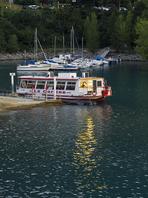 Reflets ensoleillés du bateau à Savines-le-Lac, France Reflets ensoleillés du bateau à Savines-le-Lac, France