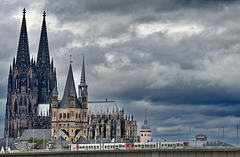 Dunkle Wolken über Dom, Groß St. Martin und St. Maria Himmelfahrt - Köln
