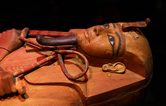 Le sarcophage en bois peint de Ramsès II - Exposition grandiose à la Grande Halle de la Villette .