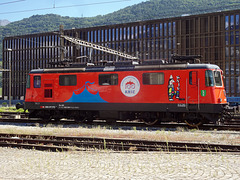 SBB Lokomotive Re 420 294-1 im Bahnhof von Sion mit dem Logo des Zirkus Knie