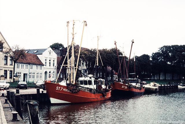 Krabbenkutter im Hafen von Tönning bei Flut 1979