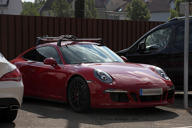 Porsche mit Dachgepäckträger