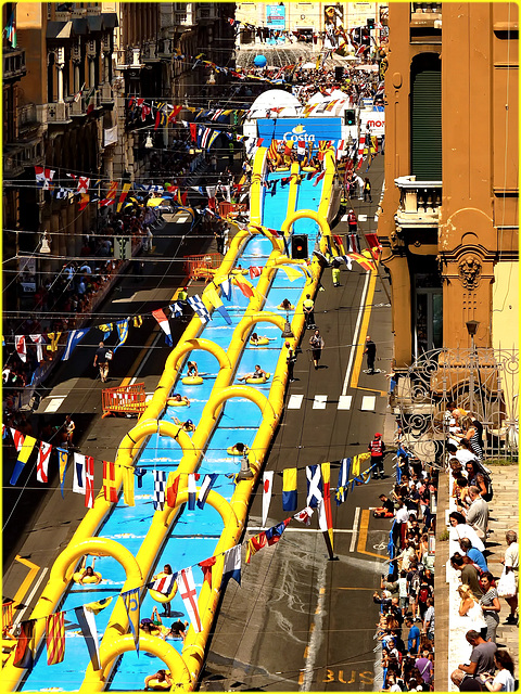 Genova : Un lungo scivolo ad acqua in via XX Settembre - un divertimento per tutte le età !