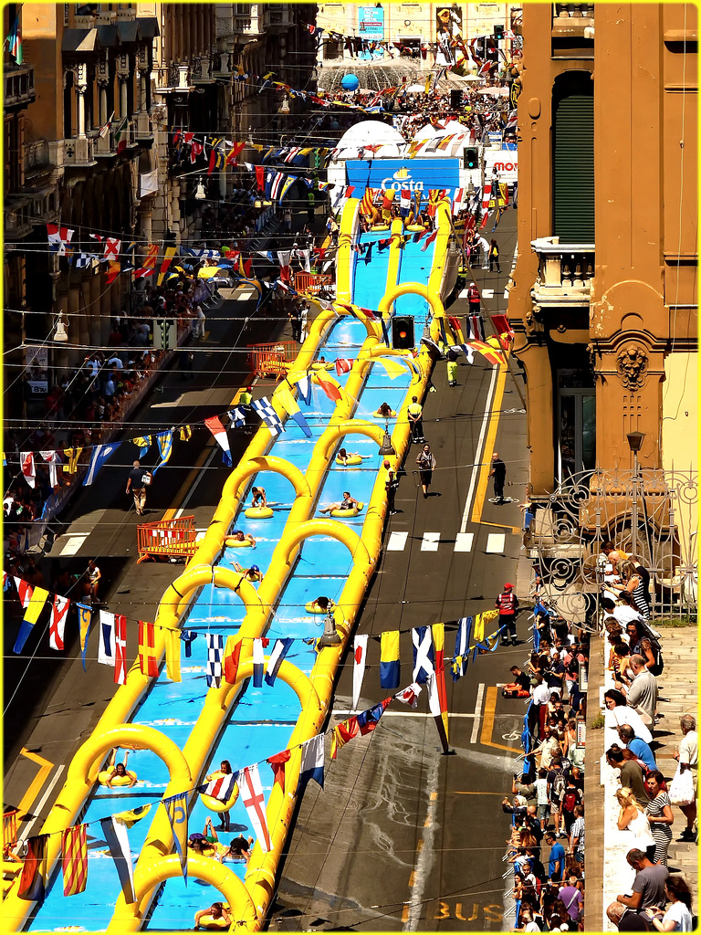 Genova : Un lungo scivolo ad acqua in via XX Settembre - un divertimento per tutte le età !