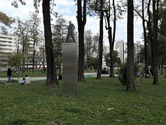 From pedestal's top, Mário Soares overlooks his own garden