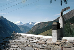 Blick ueber das Huettendach zum Rhonetal (1968)