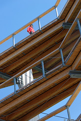 Holz-Metall-Konstruktion von unten gesehen (© Buelipix)