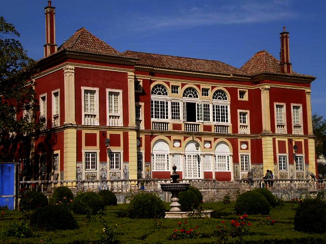 Fronteira Palace - garden aisle.