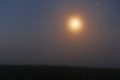 Mond mit Kranz, begleitet von Mars und Jupite (view on black)