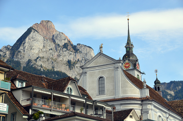 Katholische Kirche St. Martin in Schwyz, im Hintergrund der grosse Mythen