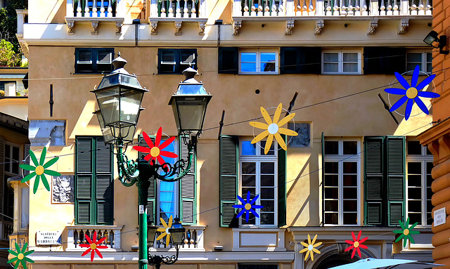 Genova : stelle a 8 punte per rallegrare il centro città e un bel lampione trasformato a luce LED