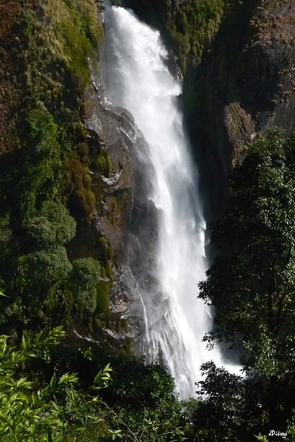 Cascade au Népal