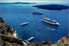 Santorini : Costa Mediterranea in rada a Ormos di Θήρα
