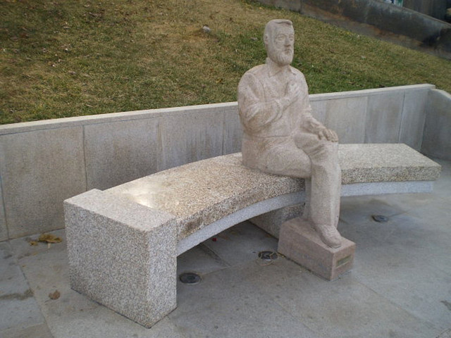 Statue of Professor Agostinho da Silva.