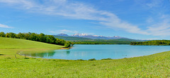 P1370711- Lac et montagnes, panorama - Tour du lac de Montbel.  06 mai 2021