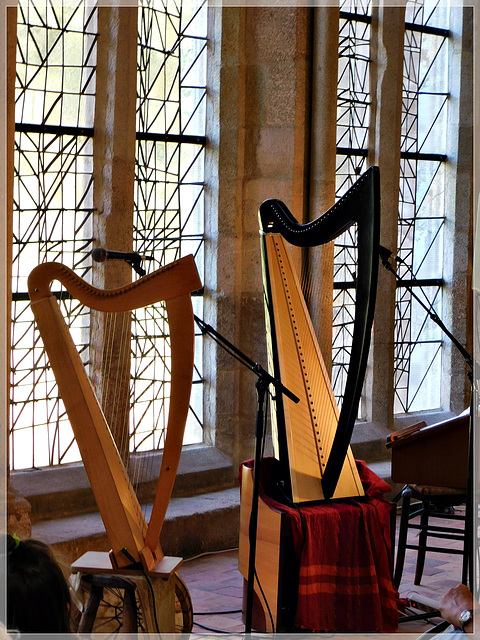 Les harpes de Myrdhin et Elisa à l'abbaye de Léhon (22)